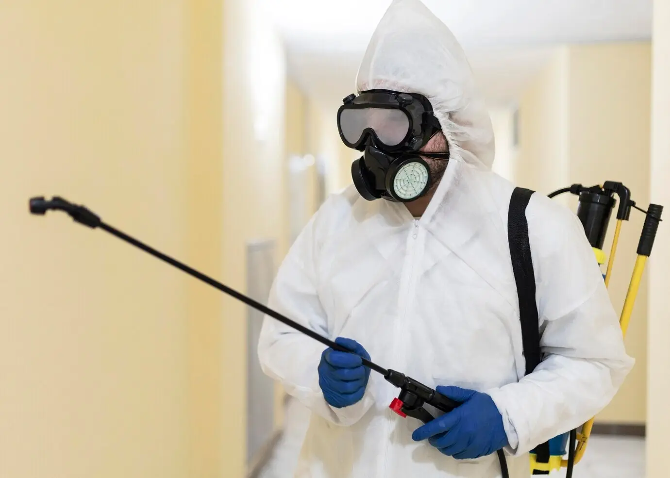 Мужчина в костюме, средний план.