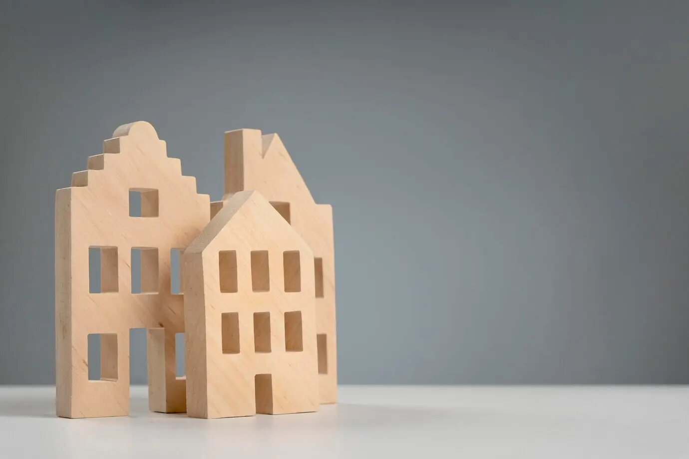 Вид на деревянный дом с высокого ракурса